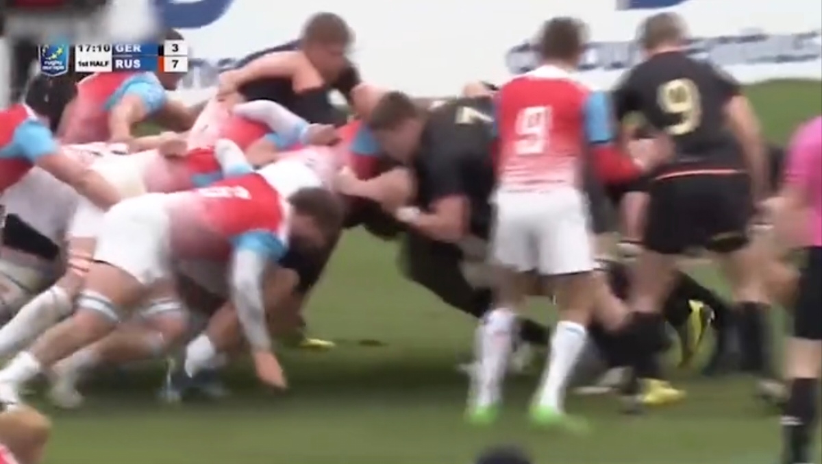 包含场面火爆！橄榄球观众席沸腾不已的词条