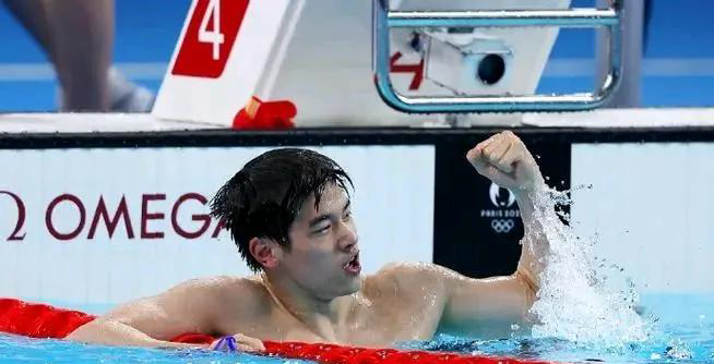 游泳选手赛后落泪,背后故事感人 游泳选手赛后落泪,背后故事感人