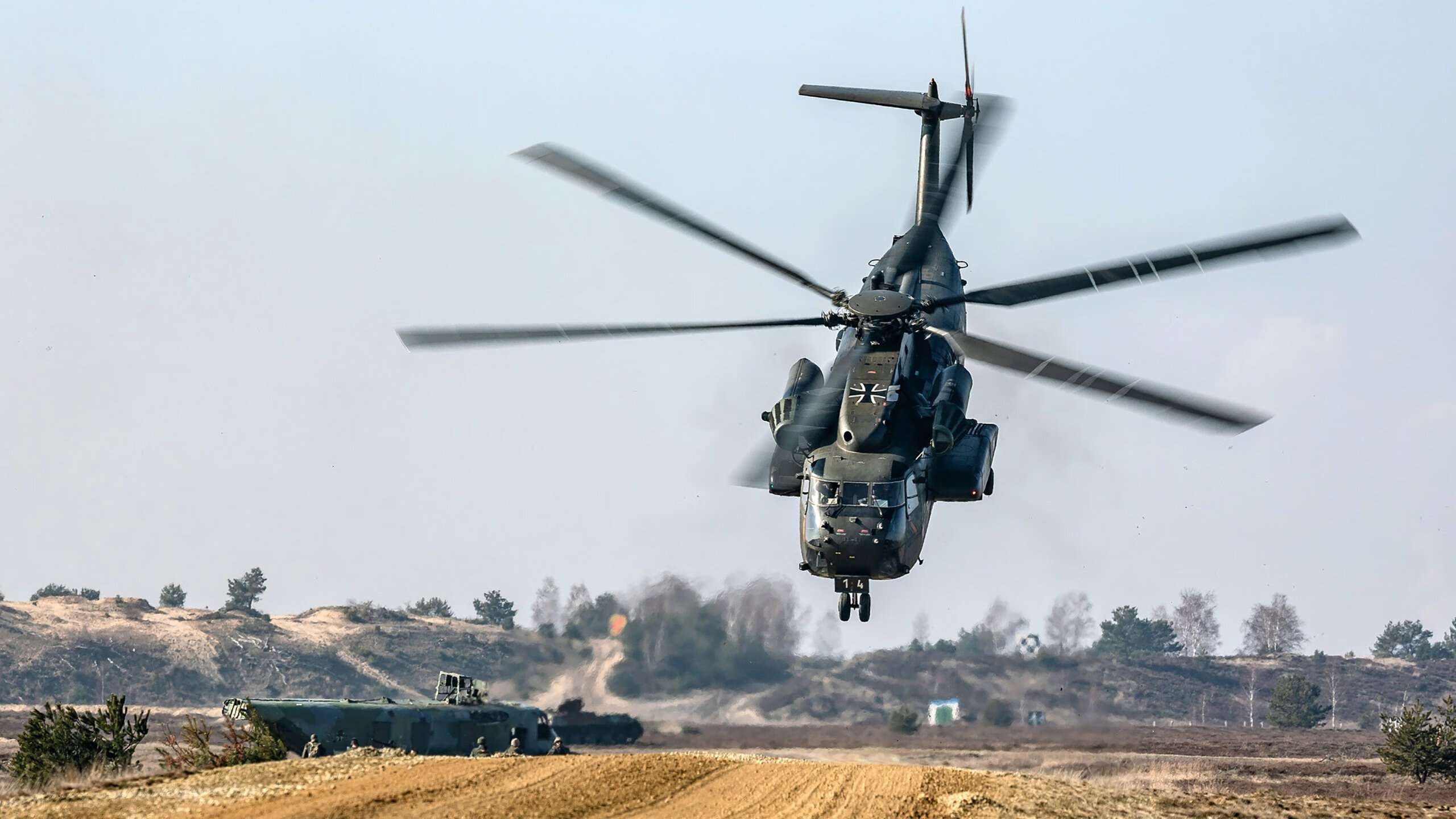 戈贝尔内线擎天柱，鹈鹕跨联赛力压山西队，防守巨塔主宰比赛走向